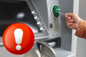 ATM, mano e simbolo attenzione