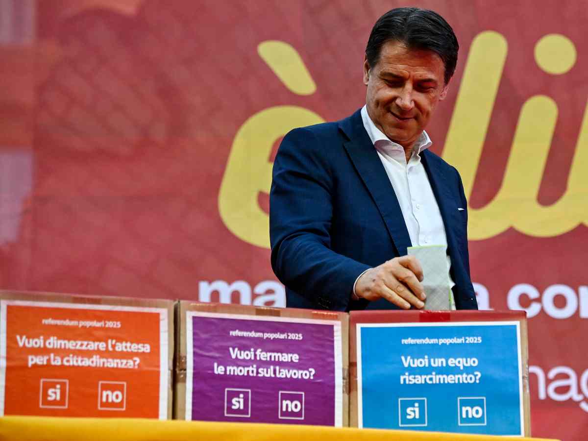 Giuseppe Conte mentre fa propaganda per il referendum