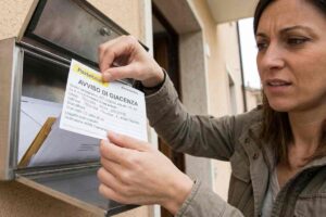 donna trova un avviso di raccomandata nella cassetta delle lettere