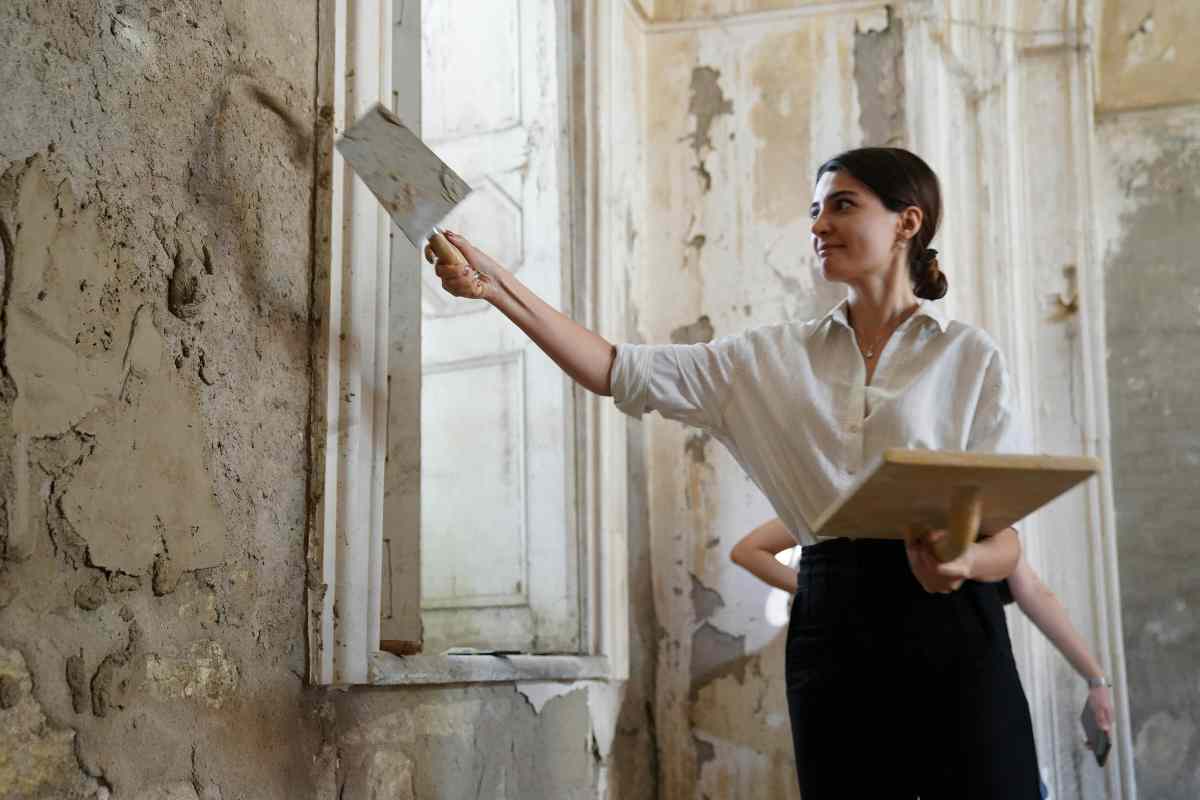 ragazza che si ristruttura casa