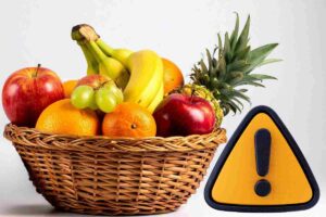 cesto della frutta e segnale di attenzione