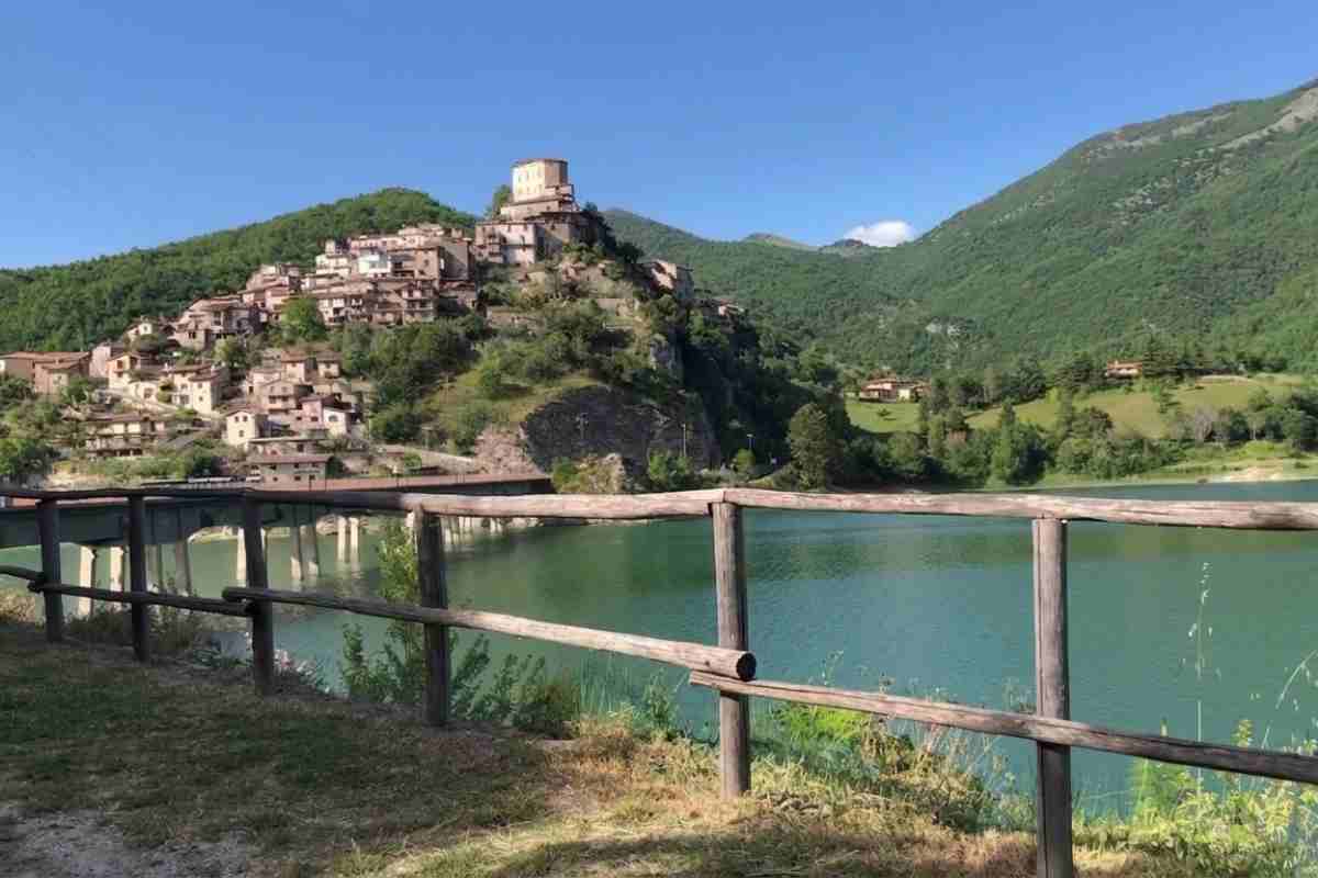 Castel di Tora e il lago adiacente