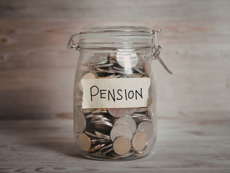 barattolo con monetine e scritta pensione