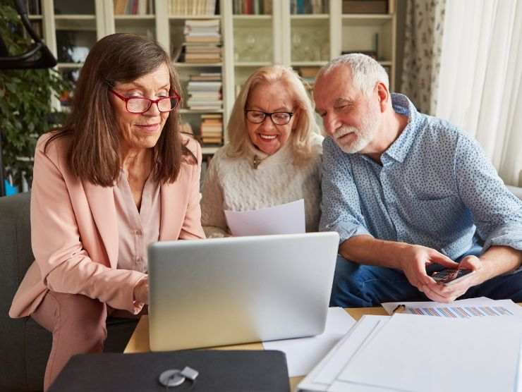 persone che guardano il pc