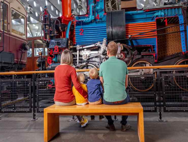 famiglia che guarda un treno al museo