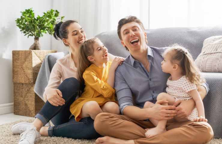 famiglia sorridente con figli