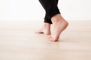 donna cammina a piedi scalzi in casa